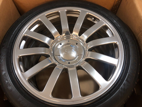 Illustration for article titled Please Consider This Set of Lightly Used Bugatti Veyron Wheels for $100,000